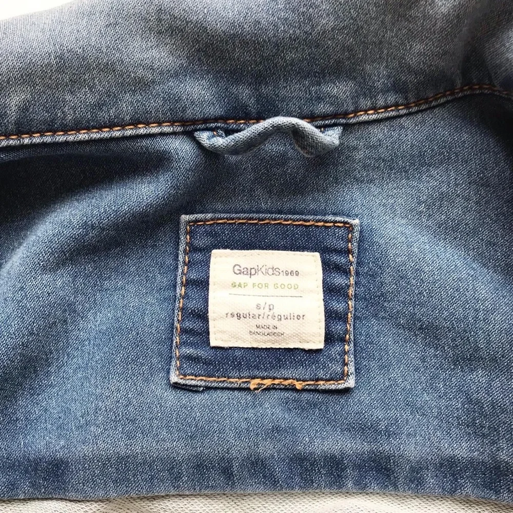 Gapkids medium wash soft denim jacket VGUC - sticker S(6-7Y)